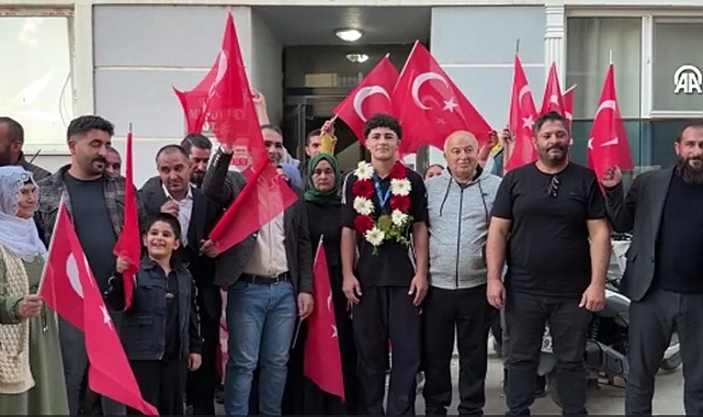 Şampiyon Güreşçiye Coşkulu Karşılama