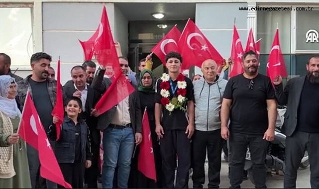 Şampiyon Güreşçiye Coşkulu Karşılama