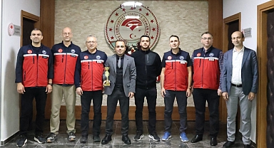 ŞAMPİYON VOLEYBOL TAKIMINDAN İL MÜDÜRÜ KÖSE’YE ZİYARET