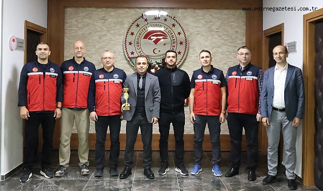 ŞAMPİYON VOLEYBOL TAKIMINDAN İL MÜDÜRÜ KÖSE’YE ZİYARET