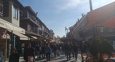 SARAÇLAR CADDESİ’NDE HAFTA SONU YOĞUNLUĞU