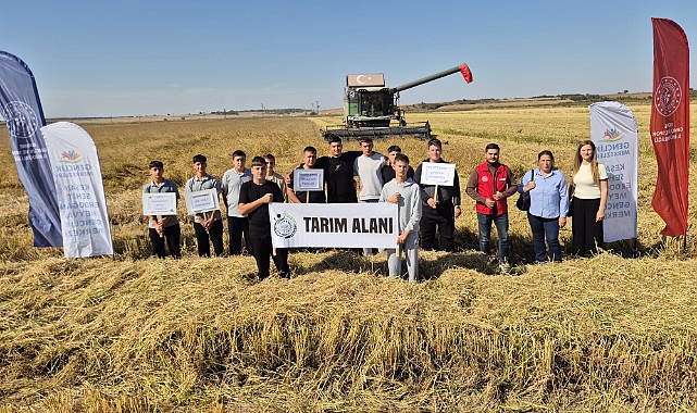 Tarım bölümü öğrencileri dersi tarlada işledi