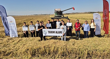Tarım bölümü öğrencileri dersi tarlada işledi