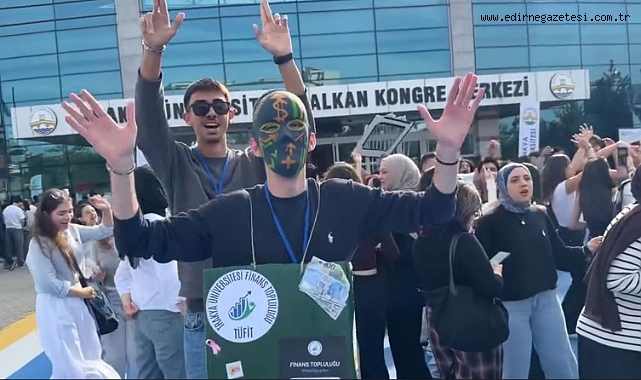 TOPLULUKLAR BULUŞTU, KAMPÜS RENKLENDİ