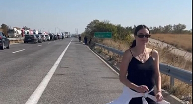 Ünlü Oyuncu'dan sınırda danslı bekleyiş