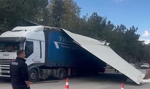 Yol Kenarındaki Tırın Üzerine Çatı Düştü