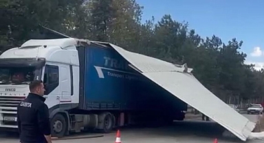 Yol Kenarındaki Tırın Üzerine Çatı Düştü