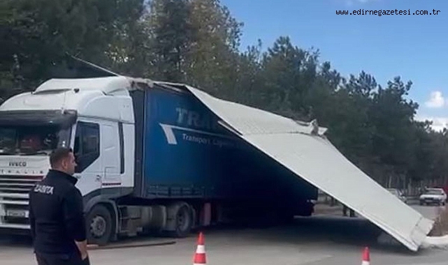 Yol Kenarındaki Tırın Üzerine Çatı Düştü