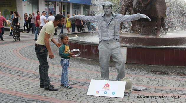Canlı heykel ilgi odağı