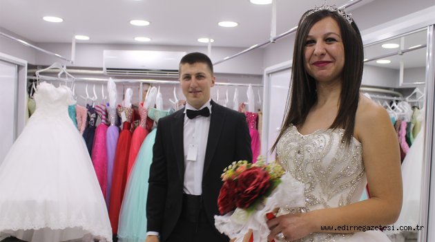 Komşu kızlara Türk gelinliği