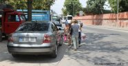 Araçlar kaldırımda, yayalar yollarda!