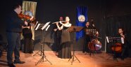 Akademisyenlerden komşuda konser