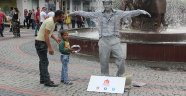 Canlı heykel ilgi odağı