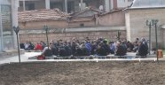 Cemaat dışarı taştı