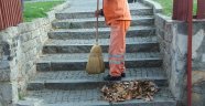 Çöpçünün yapraklarla mücadelesi