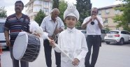 Erkekliğe ilk adımlarını attı