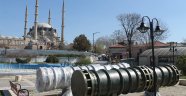 Fatih’in heykeli havuzun içine