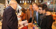 Harçlığını kitaba yatırdı