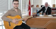 Kırılan gitar telafi edildi