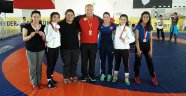 Minik güreşçilere madalya yağdı