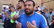 Pehlivanlar Selimiye Cami’nde namaz kıldı