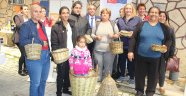 Sepeti kollarına takarak oynadılar