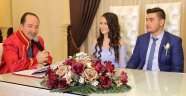 Sevgililer nikah masasında