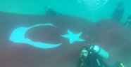 Su altında dev Türk Bayrağı