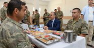 Vali, Mehmetçikle karavanada buluştu