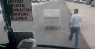 Yol ortasında çöp konteyneri