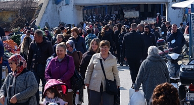GÜNEŞLİ HAVAYI GÖREN SOLUĞU ÇARŞI-PAZARDA ALDI