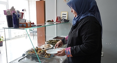 DÜKKANINI KAPATIP DEPREM BÖLGESİNDE YEMEK PİŞİRDİ