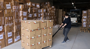 GURBETÇİ BABA VE KIZI, YARDIM MALZEMELERİ İLE TÜRKİYE'YE GELDİ