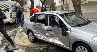 TRAFİK KAZASI: 3 YARALI